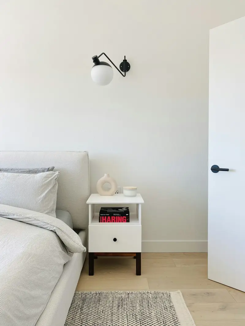 Dormitorio blanco con cama de matrimonio