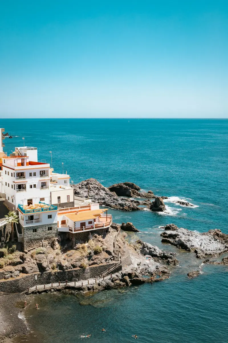Casas blancas sobre el risco frente al mar