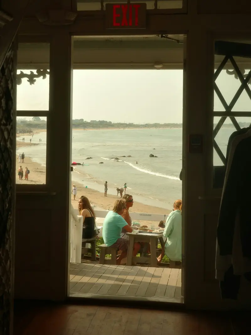Vista de la playa desde la puerta del restaurante