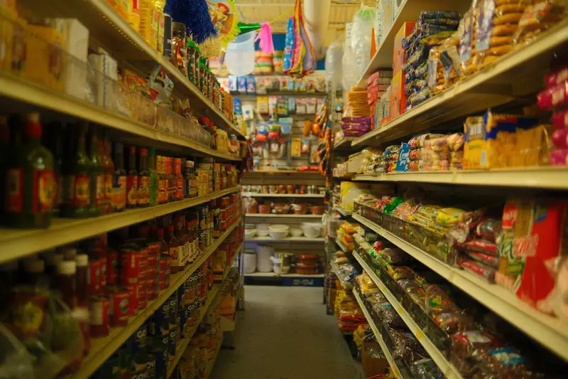 Pasillo de la tienda con estanterías llenas